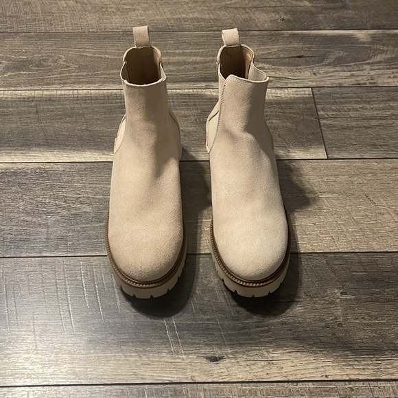 NWOB Enzo Angiolini Chelsea Boots - Picture 2 of 10